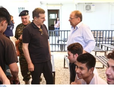 Στη Λέσβο ο Μιχάλης Χρυσοχοΐδης: Επιθεώρησε τα κέντρα παραμονής αλλοδαπών